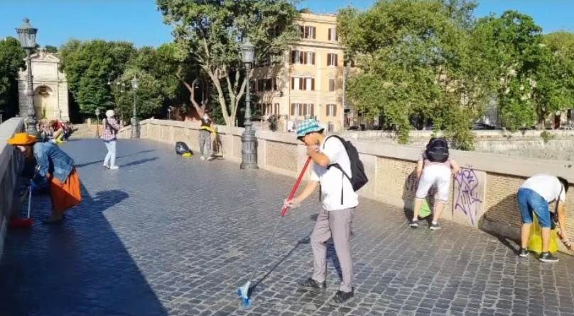 turisti giapponesi puliscono ponte sisto roma