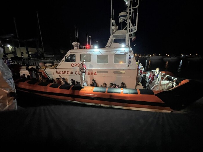 sbarco migranti notte guardia costiera