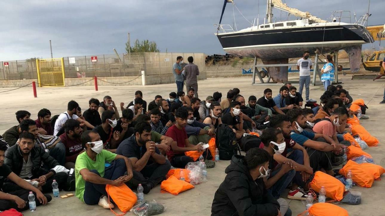 Sbarco migranti a Roccella, arrivati in 63