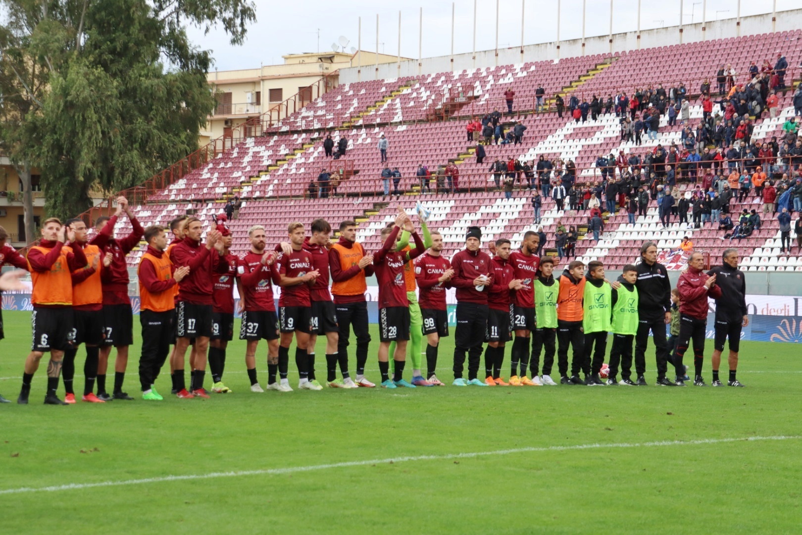 Reggina-Benevento saluto finale squadra Curva