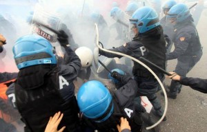 SCUOLA: FUMOGENI E SCRITTE SU BANCHE IN CORTEO A MILANO