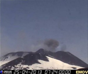 Etna. attivita' stromboliana dal nuovo cratere di Sud-Est con debole emissione di cenete lavica del 25 aprile 2013