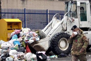 RIFIUTI: ESERCITO A CASTELLAMMARE COME AD HAITI CON MEZZI UN