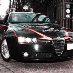 auto dei carabinieri esce da controllo giardini