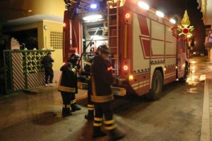 Incendio distrugge appartamento a Isola Capo Rizzuto, fiamme spente dai vigili del fuoco