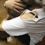 VIOLENZA SESSUALE: FOTO MINORENNE RANNICCHIATA, IMMAGINE SIMBOLO ABUSI SU DONNE