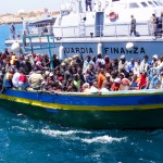 Lampedusa-Barca-di-migranti-viene-aiutata-ad-attraccare-dalla-nave-della-Guardia-di-Finanza