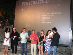 Alcuni dei vincitori premiati dagli organizzatori e da Alessandro Ago e Davide Oberto