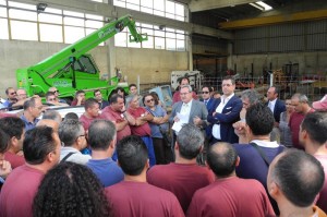 Il Presidente Scopelliti con gli operai della Multiservizi1