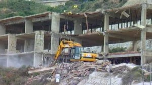 Il vecchio ecomostro mentre viene demolito