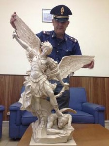 Ritrovata statua san Michele rubata a Palmi