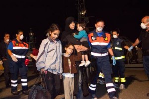 Immigrazione: barcone soccorso; migranti giunti in porto