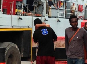 Naufragio: familiari vittime in lacrime davanti feretri