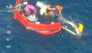 Immigrazione: barcone in difficoltà, persone in mare
