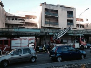 Incendi: fiamme nel Palazzo Bernini a Catania, vigili del fuoco al lavoro