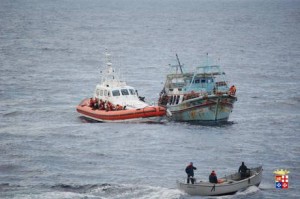 Barcone alla deriva: tutti in salvo i migranti