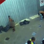 >>>ANSA/LAMPEDUSA: VIDEO MOSTRA DISINFESTAZIONE, NUDI COME NEI LAGER