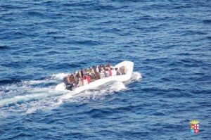 Immigrazione: nave Marina soccorre gommone a largo Lampedusa