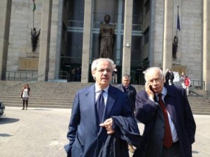 Foto dell'ex governatore Raffaele Lombardo e del suo avvocato Guido Ziccone al Palazzo di giustizia di Catania