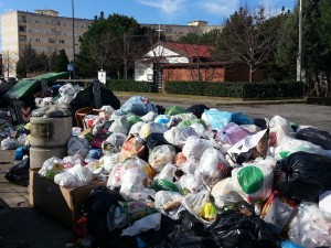 la parrocchia di arghillà con i rifiuti in primo piano 2.1.2014