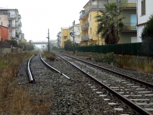 ex stazione di Montepaone-Montauro, già trasformata in fermata negli scorsi anni. Impossibile effettuare incroci su un solo binario