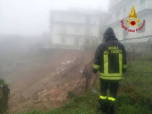 Maltempo: 21 famiglie evacuate a Cerenzia per una frana
