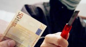 rapina con taglierino e soldi