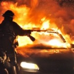 Auto-in-fiamme-operazioni-di-spegnimento-400x215