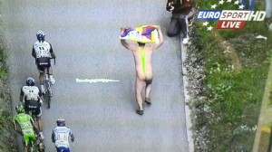 Giro: tifoso nudo sui tornanti dello Zoncolan