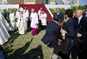 Papa: donna tenta di avvicinarlo, bloccata da gendarmeria