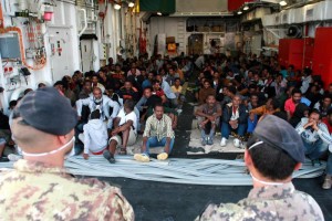 Immigrazione: arrivata nave con 294 profughi a Taranto