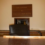 Foto aula vuota del Tribunale del Palazzo di giustizi di Catania con scritta La Legge e' uguale per tutti