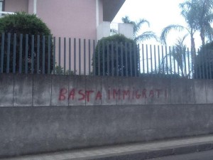 Scritta 'basta immigrati' su muro condominio di Riposto