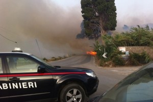 Incendi: fiamme in campagna, intervengono carabinieri