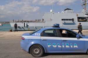 Immigrazione:395 migranti salvati, sbarco in corso a Pozzallo, foto con nave militare e volante della polizia