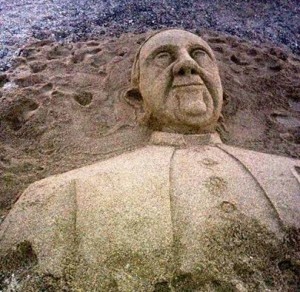 scultura di sabbia papa francesco