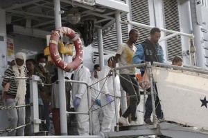 Un momento dello sbarco dalla nave della Marina militare "Euro", giunta nel porto di Crotone con a bordo 956 migranti, di varie nazionalità, soccorsi nei giorni scorsi a sud di Lampedusa mentre si trovavano a bordo di due barconi. Del gruppo fanno parte 122 bambini, alcuni piccoli, 224 donne, alcune delle quali incinte, e 610 uomini, Crotone, 13 Settembre 2014. ANSA/GIUSEPPE LAMI