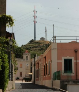 Il monostelo di Terna che "svetta" nel centro abitato di Venetico Superiore