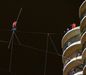 Nik Wallenda walks across Chicago River
