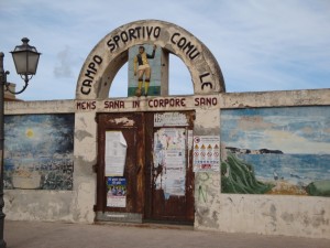 L'ingresso dell'ex campo sportivo, arcata che resterà anche nel nuovo Parco