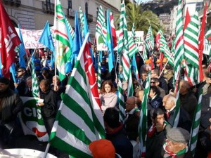 La manifestazione di Lamezia Terme promossa da Cgil, Cisl e Uil per chiedere il cambiamento della legge di stabilità e politiche per il lavoro.