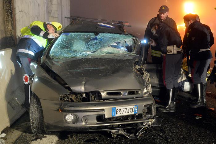 Auto contromano su strada: terribile botto, un morto e due feriti [FOTO]