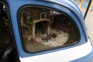 Natale: presepe dentro la 500 della Polizia a Caltagirone