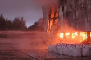 Terni, VAscigliano di STRONCONEUn incendio ha distrutto 18milametriquadrati di plastica ricavati dalle varie auto distrutte: nella foto un momento dell'incndio