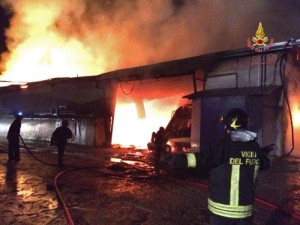 (ANSA) - JESI (ANCONA), 17 DIC - Incendi: a fuoco azienda agricola di Jesi.