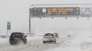 autostrada con la neve
