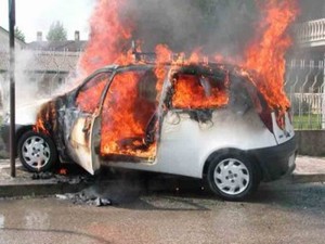 auto in fiamme
