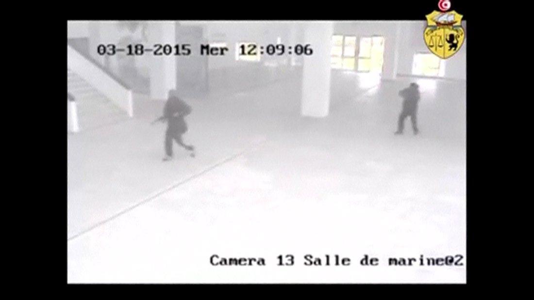 Tunisia, Frame video inedito degli attentatori prima della strage