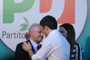 De Luca e Renzi - foto LaPresse