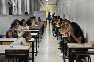 Studenti durante gli esami di maturita' a Napoli, 20 Giugno 2012. ANSA/ CESARE ABBATE